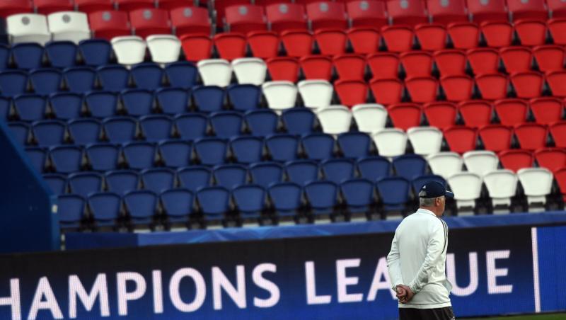 Der ehemalige Trainer des FC Bayern München, Carlo Ancelotti geht über das Spielfeld. Foto: picture alliance / Peter Kneffel/dpa/Archivbild Der ehemalige Trainer des FC Bayern München, Carlo Ancelotti geht über das Spielfeld. Foto: picture alliance / Peter Kneffel/dpa/Archivbild