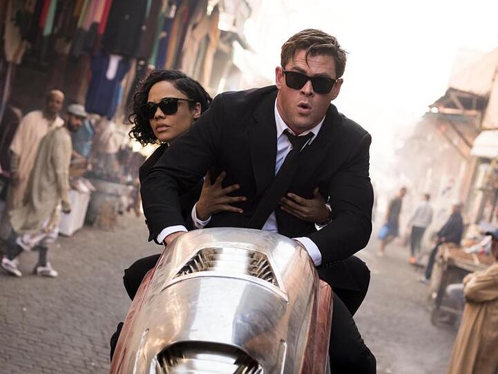 Agentin M (Tessa Thompson) und Agent H (Chris Hemsworth) geben Gas.
