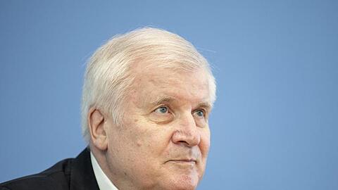 Horst Seehofer (CSU), Bundesminister für Inneres, Heimat und Bau, spricht auf der Bundespressekonferenz.