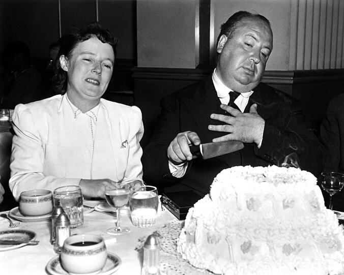 "Schatten des Zweifels", 1943: Alma und Alfred Hitchcock (1899-1980) feiern ihren gemeinsamen Geburtstag bei Dreharbeiten.
