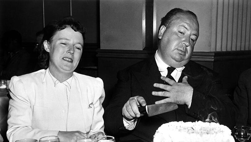 "Schatten des Zweifels", 1943: Alma und Alfred Hitchcock (1899-1980) feiern ihren gemeinsamen Geburtstag bei Dreharbeiten. "Schatten des Zweifels", 1943: Alma und Alfred Hitchcock (1899-1980) feiern ihren gemeinsamen Geburtstag bei Dreharbeiten.