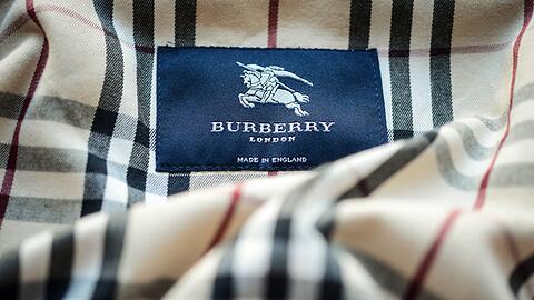 Burberry wurde 1856 in England gegründet und ist unter anderem für seine Trenchcoats, karierten Schals und andere Luxusartikel bekannt. (Archivbild)