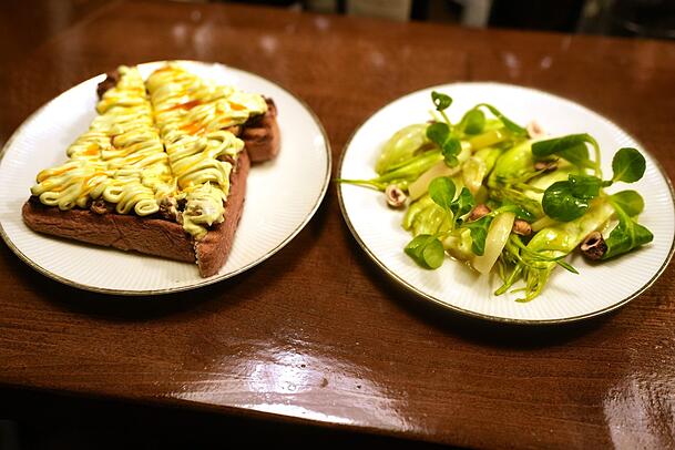 Gerichte wie "Pane alle Cozze" (10,50 Euro) und "Puntarelle" (9,50 Euro) stehen im Gufo auf der Karte.