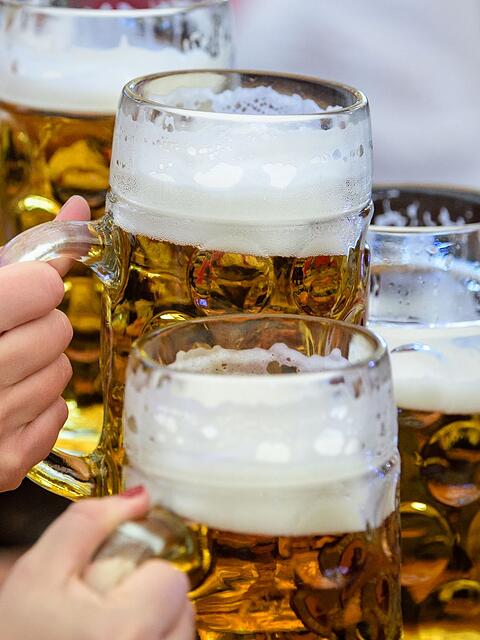Ein Prosit: Um die Vergabe von Festzelten auf dem Oktoberfest hatte es zuletzt gro&szlig;en Wirbel gegeben. (Archivbild)