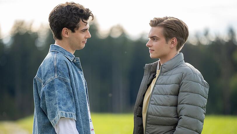 "Sturm der Liebe": Elias (l.) ist erleichtert, als Leo zustimmt, ihm auf dem Gestüt zu helfen. "Sturm der Liebe": Elias (l.) ist erleichtert, als Leo zustimmt, ihm auf dem Gestüt zu helfen.