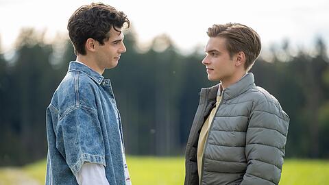 "Sturm der Liebe": Elias (l.) ist erleichtert, als Leo zustimmt, ihm auf dem Gest&uuml;t zu helfen.