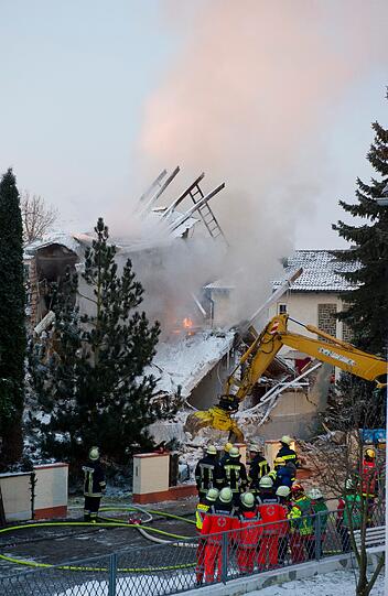 Das teilweise eingestürzte und ausgebrannte Einfamilienhaus in Ingolstadt.