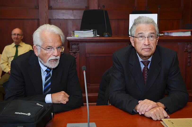 Die Gutachter Norbert Nedopil und Hans-Ludwig Kröber (r.) sitzen im Landgericht Bayreuth. Körber hält das Geständnis von Ulvi K. für glaubwürdig.