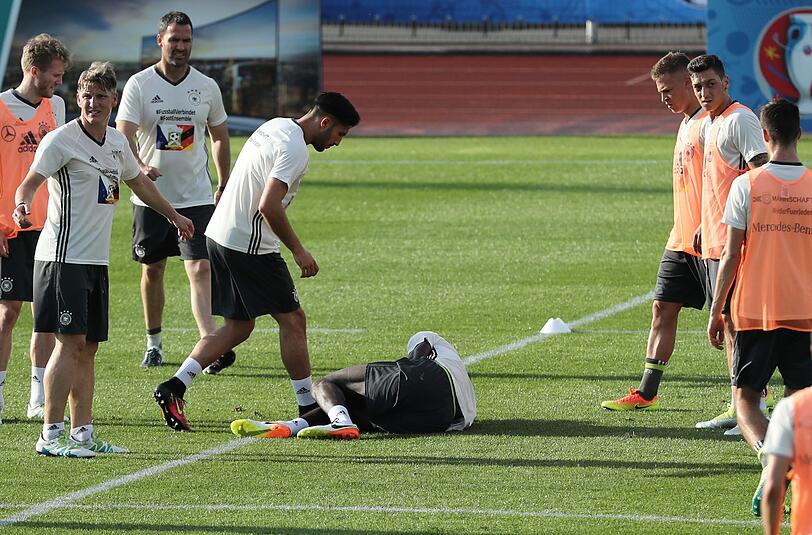 Verteidiger Antonio Rüdiger bleibt nach einem Zweikampf im Training liegen. Die Schock-Diagnose: Kreuzbandriss! Die Bilder.