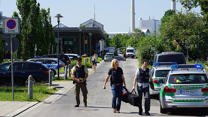 Der 37-jährige Täter wurde mittlerweile gefasst. Die Polizei hat das Gebiet um den S-Bahnhof großräumig abgesperrt.