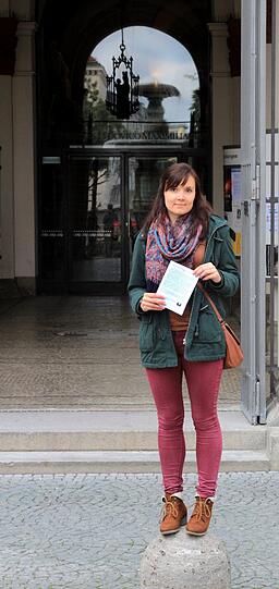 Franziska, 23, Politikstudentin: &bdquo;Ich finde es eine Dreistigkeit, dass Stürzenberger die Weiße Rose für sich instrumentalisiert: Was er behauptet, hat nichts mit der geschichtlichen Wahrheit zu tun, er verdreht Tatsachen. Sophie und Hans Scholl haben sich für eine tolerante Welt eingesetzt und sich gegen ein totalitäres Regime gestellt. Stürzenberger hingegen betreibt populistische Fremdenfeindlichkeit. Die Münchner sollen sich das nicht gefallen lassen und laut gegen seine Menschenverachtung anschreien.&ldquo;