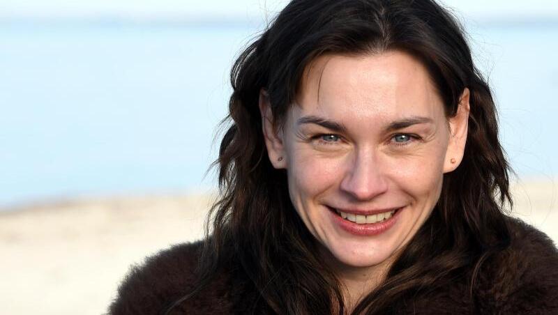 Christiane Paul arbeitete früher als Ärztin im Krankenhaus. Dann hat sie sich aber für den Schauspieler-Beruf entschieden. Christiane Paul arbeitete früher als Ärztin im Krankenhaus. Dann hat sie sich aber für den Schauspieler-Beruf entschieden.
