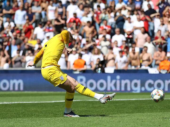 Englands Torwart Jordan Pickford durfte selber zum Elfmeter antreten.