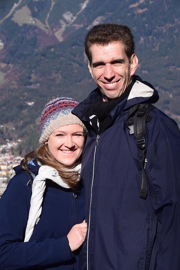 Constanze Gabriel wohnt in München, Lukas Steinegger in Tirol. Constanze Gabriel wohnt in München, Lukas Steinegger in Tirol.