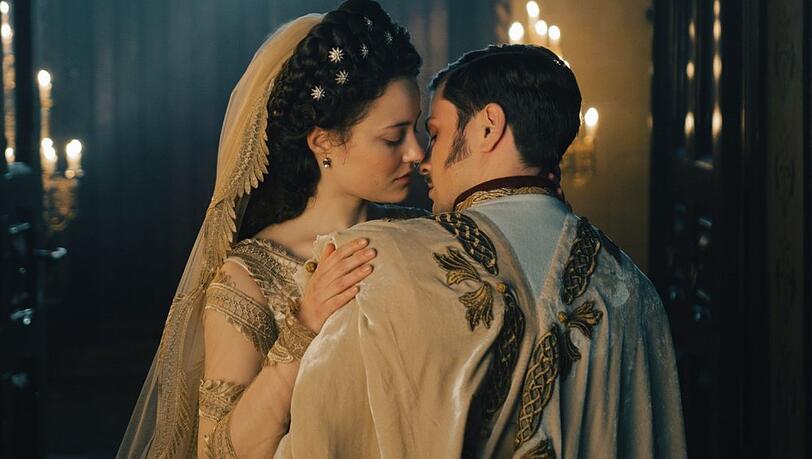 Sisi (Dominique Devenport) und Kaiser Franz Joseph (Jannik Schümann) in der zweiten Staffel "Sisi".