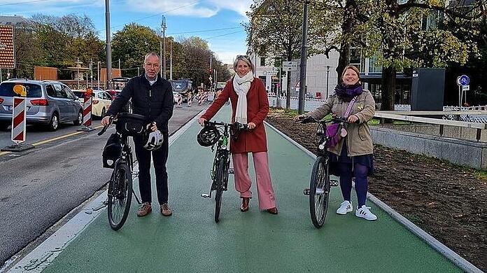 Im letzten November haben sie das erste Stückerl grünen Altstadtradlring stolz vorgestellt: Bürgermeisterin Katrin Habenschaden (M.) mit ihren grünen Parteikollegen Christian Smolka und Gudrun Lux.