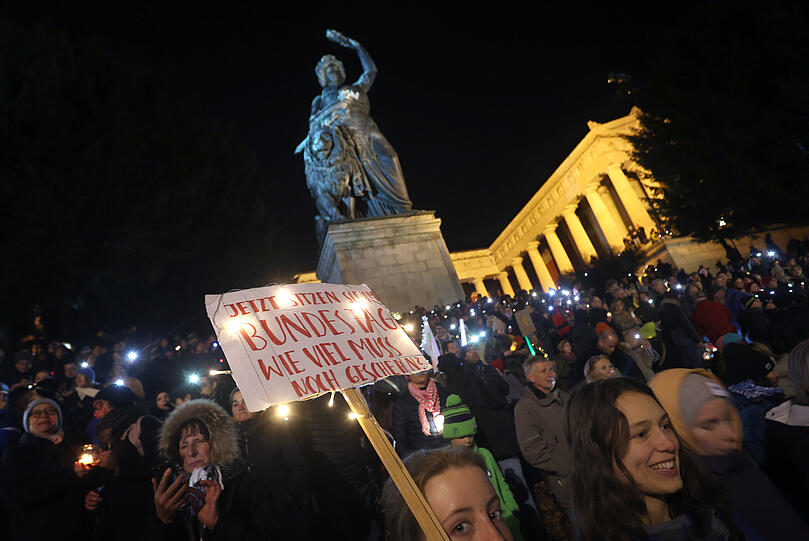 Sie trugen Taschenlampen, Knicklichter, Laternen und andere Lichtquellen in den Händen: Bis zu 100.000 Menschen versammelten sich zur Lichtermeer-Demo auf der Münchner Theresienwiese und setzten ein klares Zeichen gegen Rechts.