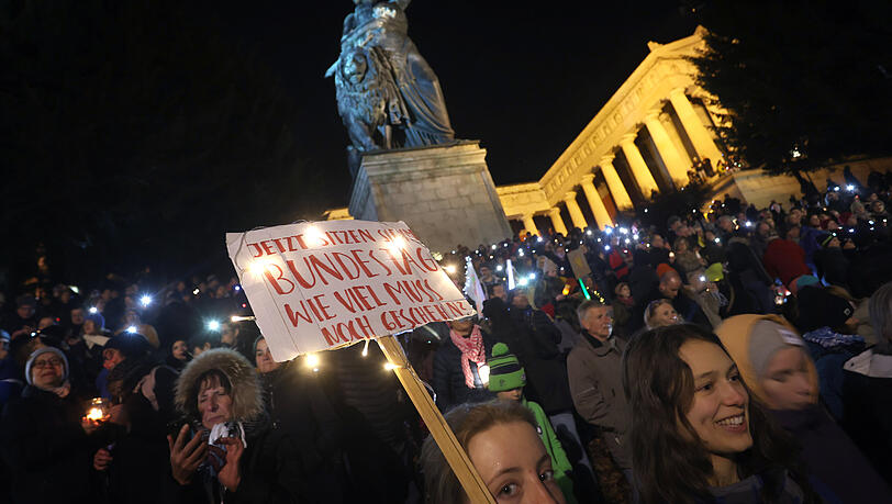 Die Demonstranten trugen damals Taschenlampen, Knicklichter, Laternen und andere Lichtquellen in den Händen – etwa 100.000 Menschen waren anwesend. Die Demonstranten trugen damals Taschenlampen, Knicklichter, Laternen und andere Lichtquellen in den Händen – etwa 100.000 Menschen waren anwesend.