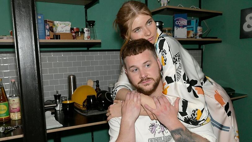 "GZSZ": Angesichts der nächsten Probleme ist Jonas froh, Johanna an seiner Seite zu haben.