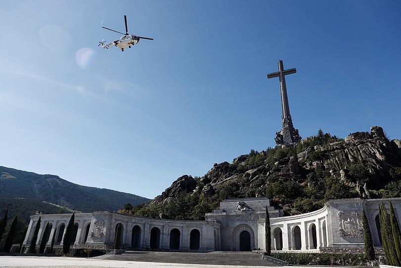 2019: Per Helikopter werden gut 44 Jahre nach Francos Tod auf Veranlassung der von Pedro Sánchez geführten Regierung die Überreste des spanischen Ex-Diktators Francisco Franco aus seiner pompösen Ruhestätte im „Tal der Gefallenen“ außerhalb Madrids ausgegraben, ausgeflogen. Die auch mit Tausenden Zwangsarbeitern während des Franco-Regimes errichtete Basilika war da längst zu einem Pilgerort seiner Anhänger geworden.
