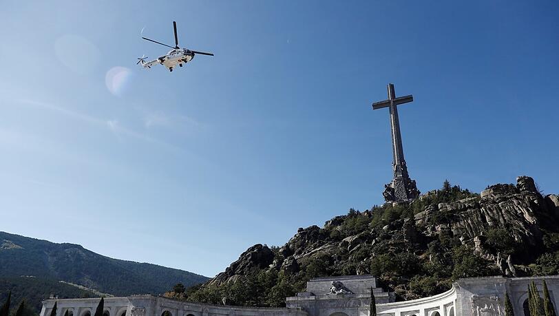 2019: Per Helikopter werden gut 44 Jahre nach Francos Tod auf Veranlassung der von Pedro Sánchez geführten Regierung die Überreste des spanischen Ex-Diktators Francisco Franco aus seiner pompösen Ruhestätte im „Tal der Gefallenen“ außerhalb Madrids ausgegraben, ausgeflogen. Die auch mit Tausenden Zwangsarbeitern während des Franco-Regimes errichtete Basilika war da längst zu einem Pilgerort seiner Anhänger geworden. 2019: Per Helikopter werden gut 44 Jahre nach Francos Tod auf Veranlassung der von Pedro Sánchez geführten Regierung die Überreste des spanischen Ex-Diktators Francisco Franco aus seiner pompösen Ruhestätte im „Tal der Gefallenen“ außerhalb Madrids ausgegraben, ausgeflogen. Die auch mit Tausenden Zwangsarbeitern während des Franco-Regimes errichtete Basilika war da längst zu einem Pilgerort seiner Anhänger geworden.