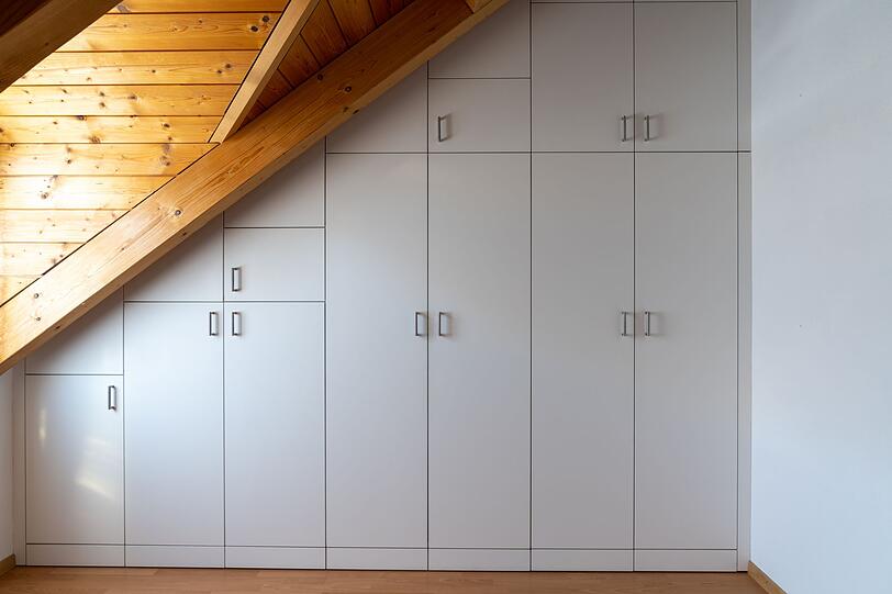 Mansarden können auch ein Grund dafür sein, dass es an Stauraum mangelt. Schließlich kann man keinen Schrank unter ihnen platzieren - oder? Sicherlich keinen Schrank "von der Stange", dafür aber Ihren selbst entworfenen und erbauten. Ein durchaus herausforderndes Projekt, das sich aber lohnt. Wenn Sie es sich etwas leichter machen möchten, können Sie einen Schrank mit Standardmaßen modifizieren. Mansarden können auch ein Grund dafür sein, dass es an Stauraum mangelt. Schließlich kann man keinen Schrank unter ihnen platzieren - oder? Sicherlich keinen Schrank "von der Stange", dafür aber Ihren selbst entworfenen und erbauten. Ein durchaus herausforderndes Projekt, das sich aber lohnt. Wenn Sie es sich etwas leichter machen möchten, können Sie einen Schrank mit Standardmaßen modifizieren.