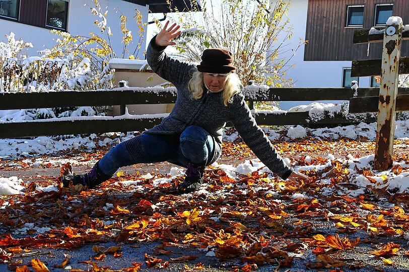 Gefährlich wird es, wenn Laub Gehwege bedeckt. Nasses Blattwerk verwandelt sich dann in eine Rutschfalle und stellt ein Risiko für Fußgänger dar. Hausbesitzer sind verpflichtet, die Gehwege entlang Ihres Grundstücks regelmäßig zu räumen. Wer das versäumt, muss im Schadensfall haften. Kehren Sie deshalb am besten schon, bevor Blätter in Kombination mit Feuchtigkeit zum Unfallrisiko werden. Gefährlich wird es, wenn Laub Gehwege bedeckt. Nasses Blattwerk verwandelt sich dann in eine Rutschfalle und stellt ein Risiko für Fußgänger dar. Hausbesitzer sind verpflichtet, die Gehwege entlang Ihres Grundstücks regelmäßig zu räumen. Wer das versäumt, muss im Schadensfall haften. Kehren Sie deshalb am besten schon, bevor Blätter in Kombination mit Feuchtigkeit zum Unfallrisiko werden.