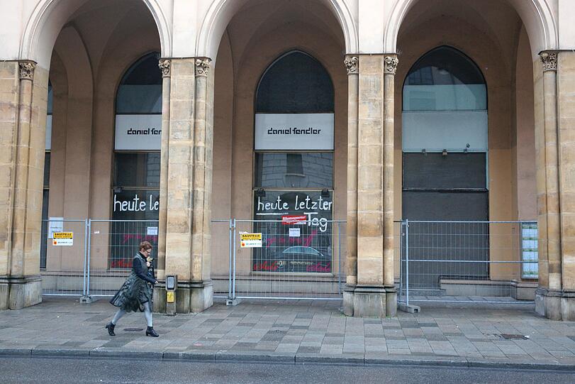 Eine Passantin vor den Bürklein-Arkaden in der Maximilianstraße: ganz rechts der ehemalige Kaschmirwaren-Laden Pashmina. Foto: Mike Schmalz