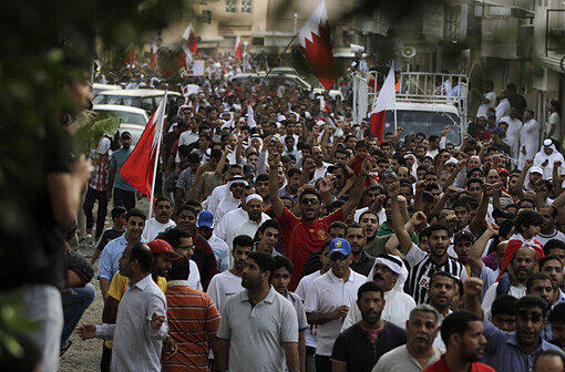 Die Demonstranten in Al-Dair schwenken die Nationalflagge von Bahrain, rufen Slogans gegen die Regierung und fordern auf Bannern politische Freiheit.