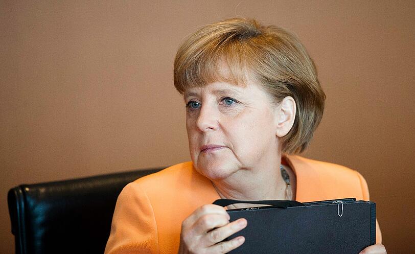Hat da jemand morgens vor dem Kleiderschrank nicht nachgedacht: Am Mittwoch spielt Deutschland gegen Oranje - und die deutsche Bundeskanzlerin Angela Merkel trägt bei der Kabinettssitzung in Berlin Orange.