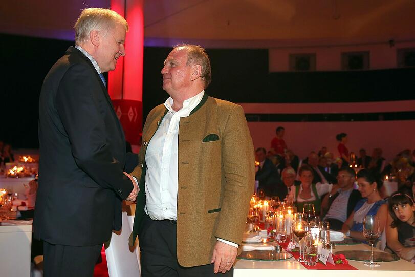 Warme Worte von ganz oben: Ministerpräsident Seehofer (l.) ehrte Hoeneß in seiner Rede.