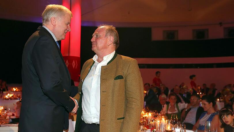 Warme Worte von ganz oben: Ministerpräsident Seehofer (l.) ehrte Hoeneß in seiner Rede. Warme Worte von ganz oben: Ministerpräsident Seehofer (l.) ehrte Hoeneß in seiner Rede.