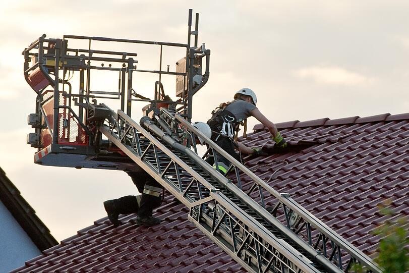 Am Samstag begannen in Freystadt die Aufräumarbeiten. Der Mini-Tornado beschädigte fast jedes Haus.