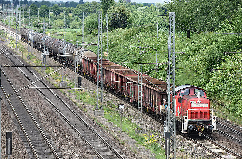 Der Bahnsurfer stürzte während der Fahrt von einem solchen Güterzug und fiel auf die Gleise. (Archivbild)