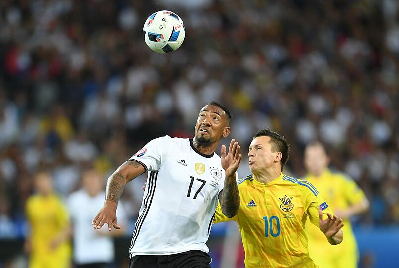 Jerome Boateng Note 2: In seinem 60. Länderspiel kamen die langen Chip-Bälle zunächst nicht an. Der Abwehrchef als akrobatischer Retter in der Not auf der Linie &ndash; was für eine starke Szene (37.). Ganz schön bossig! Insgesamt mit Chef-Ausstrahlung, hatte seinen Laden zum Ende der ersten Halbzeit aber nicht im Griff.