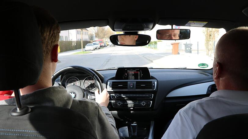 Auch im praktischen Teil der Fahrprüfung scheitern viele Fahrschüler &ndash; in Bayern ist es jeder vierte.