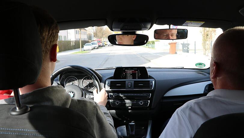 Auch im praktischen Teil der Fahrprüfung scheitern viele Fahrschüler – in Bayern ist es jeder vierte. Auch im praktischen Teil der Fahrprüfung scheitern viele Fahrschüler – in Bayern ist es jeder vierte.
