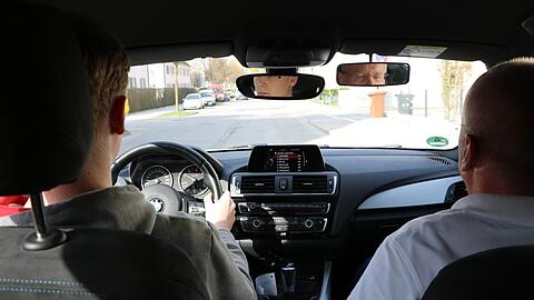 Auch im praktischen Teil der Fahrprüfung scheitern viele Fahrschüler &ndash; in Bayern ist es jeder vierte.