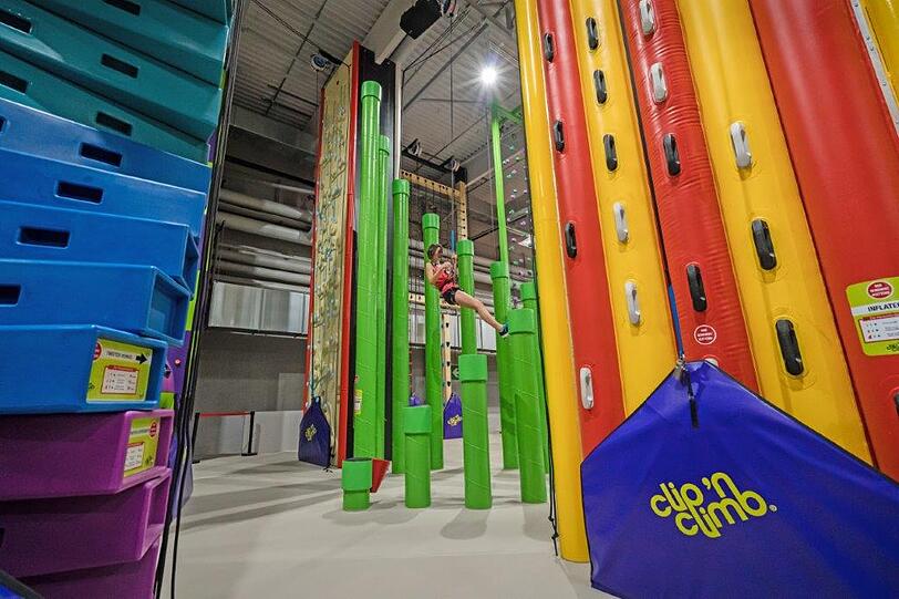 In Bayerns erster Clip´n Climb Kletterarea sind 16 abenteuerliche Kletterstationen und Elemente in knalligen Farben und Formen zu finden.