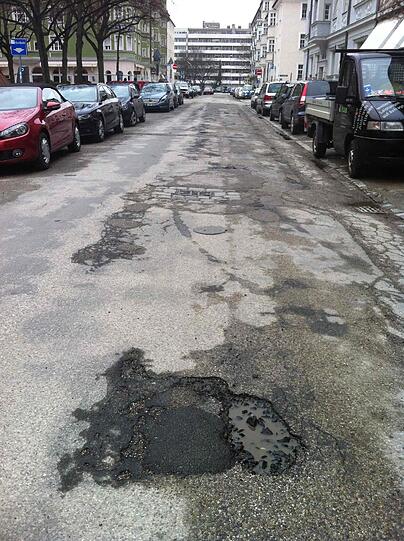 Auch die Viktoriastraße hat den Winter nicht gut überstanden.