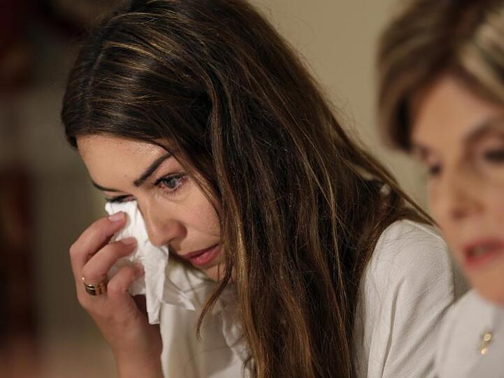 Mimi Haleyi (l) neben ihrer Anwältin.