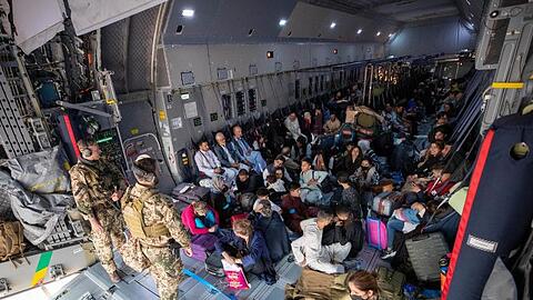 Mit einem Transportflugzeug der Bundeswehr aus Kabul evakuierte Menschen nach der Landung in Taschkent.