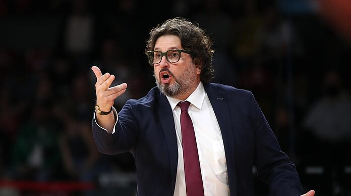 "Ich bin etwas enttäuscht von Andi", sagt Bayern-Coach Trinchieri über Andreas Obst.