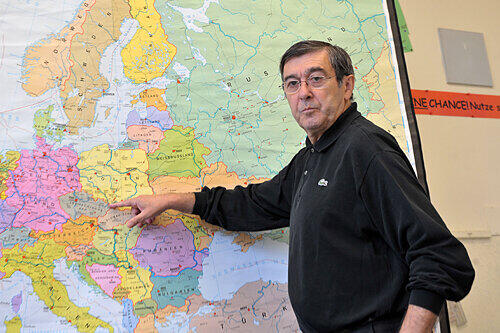Auf der Karte zeigt Salomonovic die Standorte der Konzentrationslager.