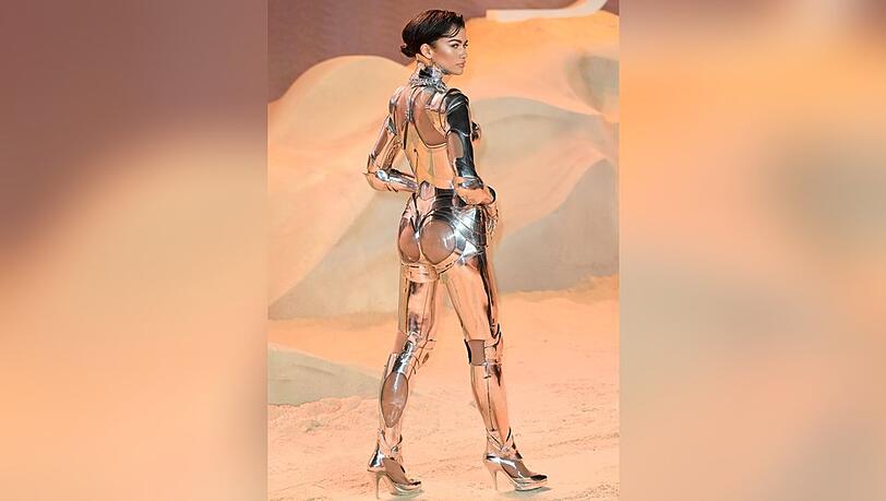 Hier ist viel Selbstbewusstsein gefragt: Zendaya zieht bei der London-Premiere von "Dune: Teil 2" alle Blicke auf sich.