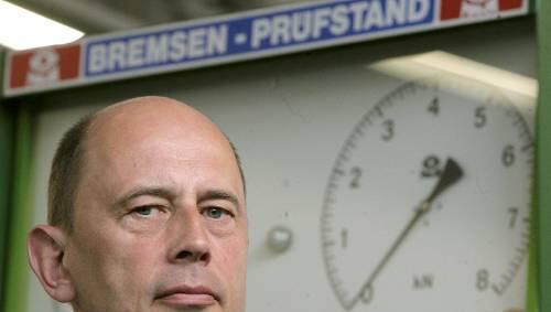Ein Minister auf dem Prüfstand: Die Rücktrittsforderungen an Wolfgang Tiefensee werden lauter. Ein Minister auf dem Prüfstand: Die Rücktrittsforderungen an Wolfgang Tiefensee werden lauter.