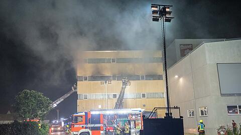 Durch ein Feuer in einer Lagerhalle der Brandt-Schokoladenfabrik in Landshut ist laut Schätzungen der Polizei ein Millionenschaden entstanden.