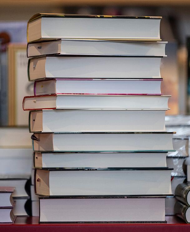 Bücher sind ein Klassiker unter den Weihnachtsgeschenken – und können trotzdem ein kreatives Geschenk sein. Bücher sind ein Klassiker unter den Weihnachtsgeschenken – und können trotzdem ein kreatives Geschenk sein.