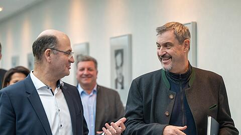 Das Kabinett um Ministerpräsident Markus Söder (r) hat entschieden: Das neue Kinderstartgeld kommt doch nicht. (Archivbild)