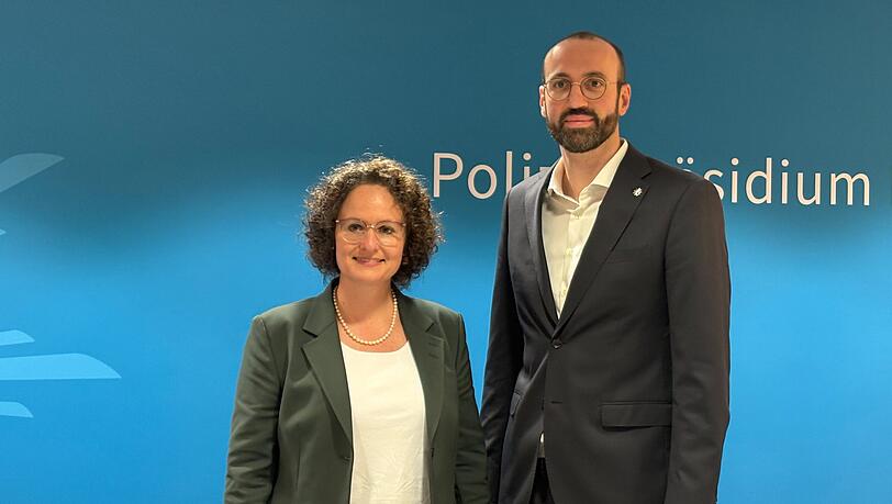 Staatsanwältin Juliane Grotz als Gruppenleiterin und Kriminalrat Armin Ritterswürden (Leiter des Kommissariats 11) unmittelbar vor der Pressekonferenz. Staatsanwältin Juliane Grotz als Gruppenleiterin und Kriminalrat Armin Ritterswürden (Leiter des Kommissariats 11) unmittelbar vor der Pressekonferenz.